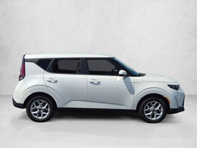 Used 2023 Kia Soul LX w/ LX Technology Package FWD image 4