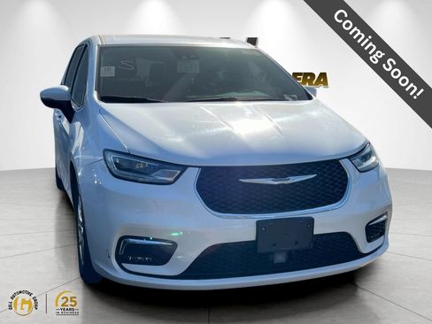 Used 2023 Chrysler Pacifica Touring-L FWD image 1