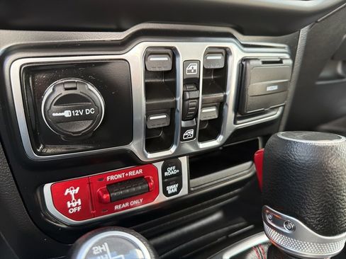 Used 2023 Jeep Gladiator Rubicon w/ Cold Weather Group image 24