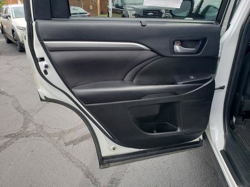 Used 2019 Toyota Highlander SE AWD/4WD image 15
