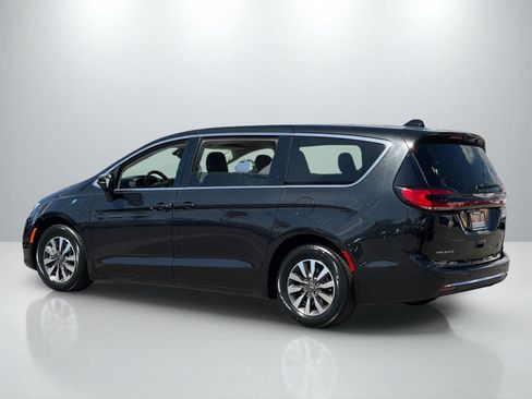 Used 2023 Chrysler Pacifica Touring-L FWD image 4