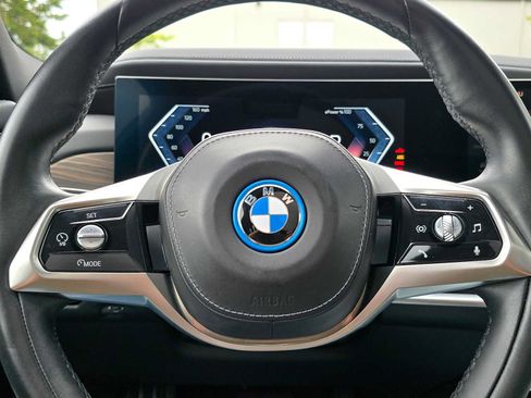 Used 2023 BMW i7 xDrive60 AWD/4WD image 25