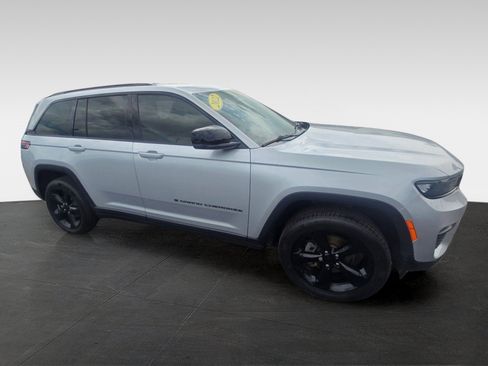 Used 2022 Jeep Grand Cherokee Altitude AWD/4WD image 6