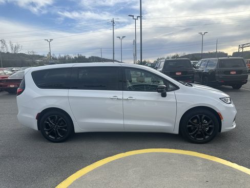 New 2026 Chrysler Pacifica Select FWD image 6