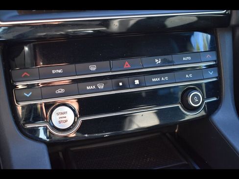 Used 2019 Jaguar F-PACE Premium image 11