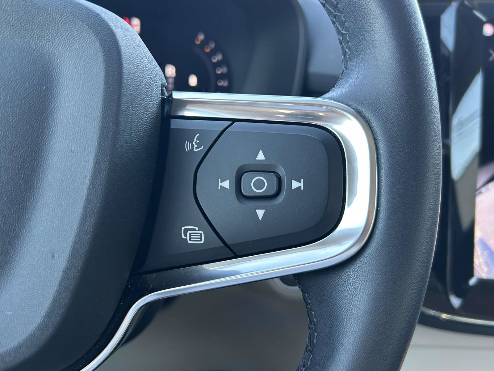 Certified 2024 Volvo XC40 B5 Plus w/ Climate Package AWD/4WD image 27