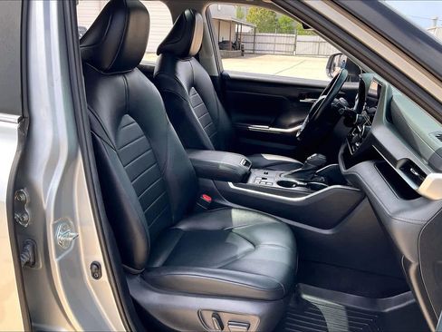 Used 2023 Toyota Highlander XLE image 9