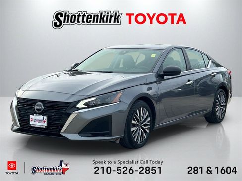Used 2025 Nissan Altima 2.5 SV image 1