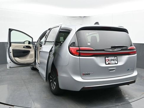 Used 2023 Chrysler Pacifica Limited image 60