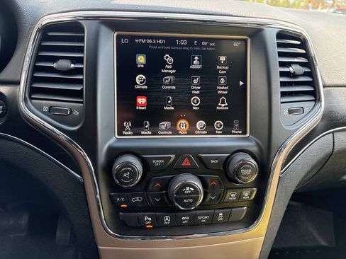 Used 2017 Jeep Grand Cherokee Limited AWD/4WD image 16
