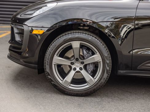 Certified 2023 Porsche Macan AWD/4WD image 17
