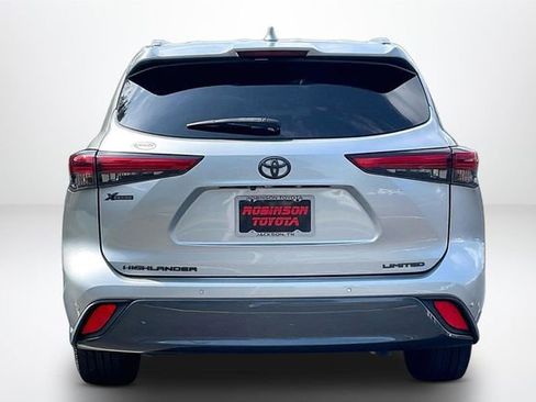 Used 2021 Toyota Highlander Limited FWD image 4
