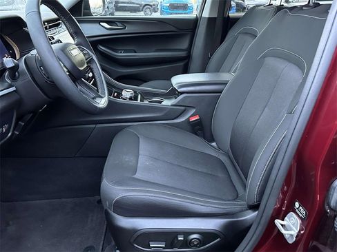 Used 2024 Jeep Grand Cherokee Laredo image 18