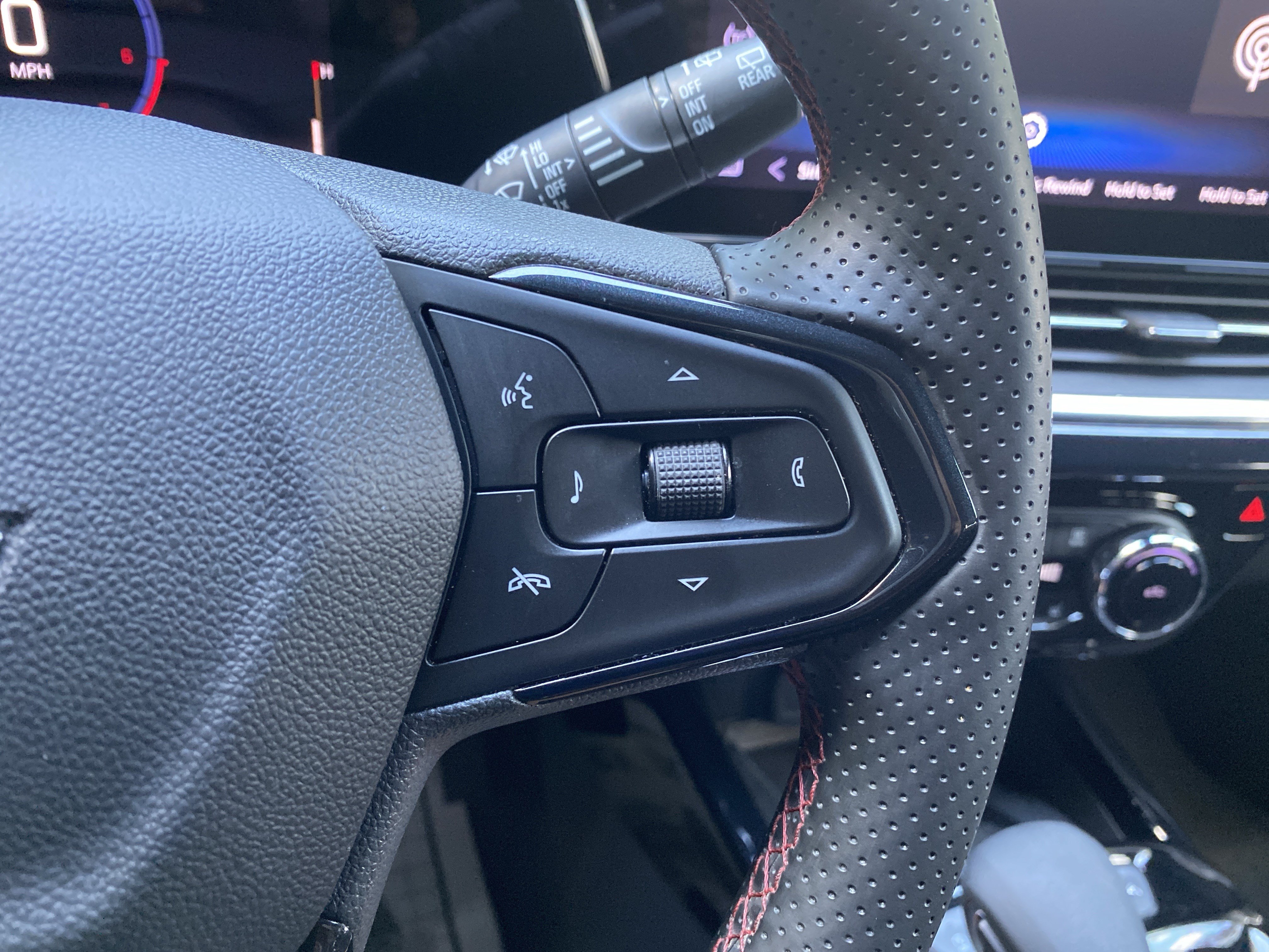Used 2025 Chevrolet Trax RS w/ Sunroof Package FWD image 20
