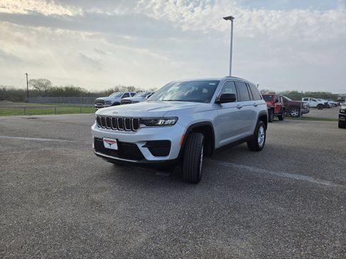 New 2026 Jeep Grand Cherokee Laredo X image 3