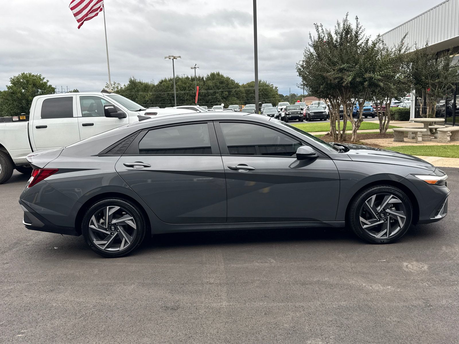 Used 2025 Hyundai Elantra Sport FWD image 4
