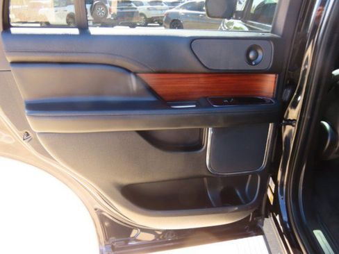 Used 2019 Lincoln Navigator Select image 18