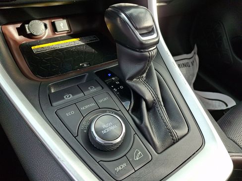Used 2020 Toyota RAV4 Limited AWD/4WD image 17