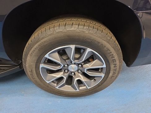Certified 2024 Chevrolet Suburban LT w/ Luxury Package AWD/4WD image 8