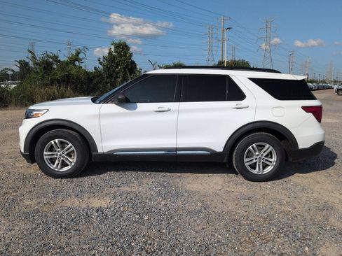 Used 2020 Ford Explorer XLT RWD image 2