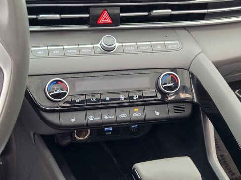 Used 2025 Hyundai Elantra SEL image 25