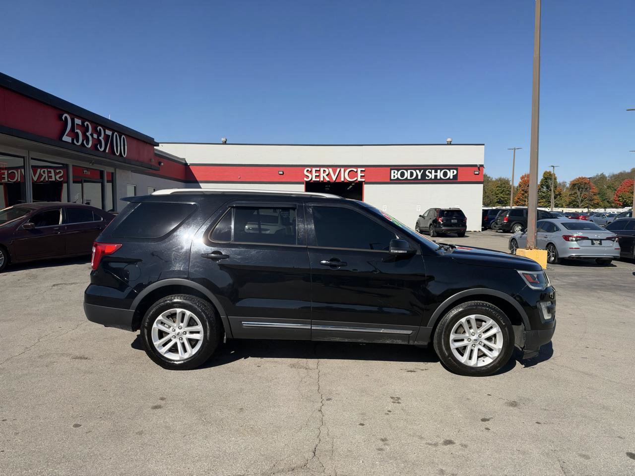 Used 2016 Ford Explorer XLT w/ Equipment Group 202A FWD image 2