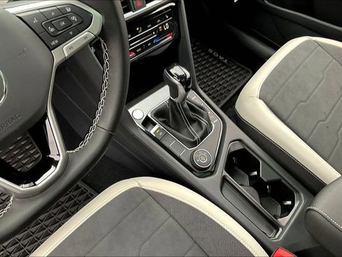 New 2025 Volkswagen Taos SE image 9