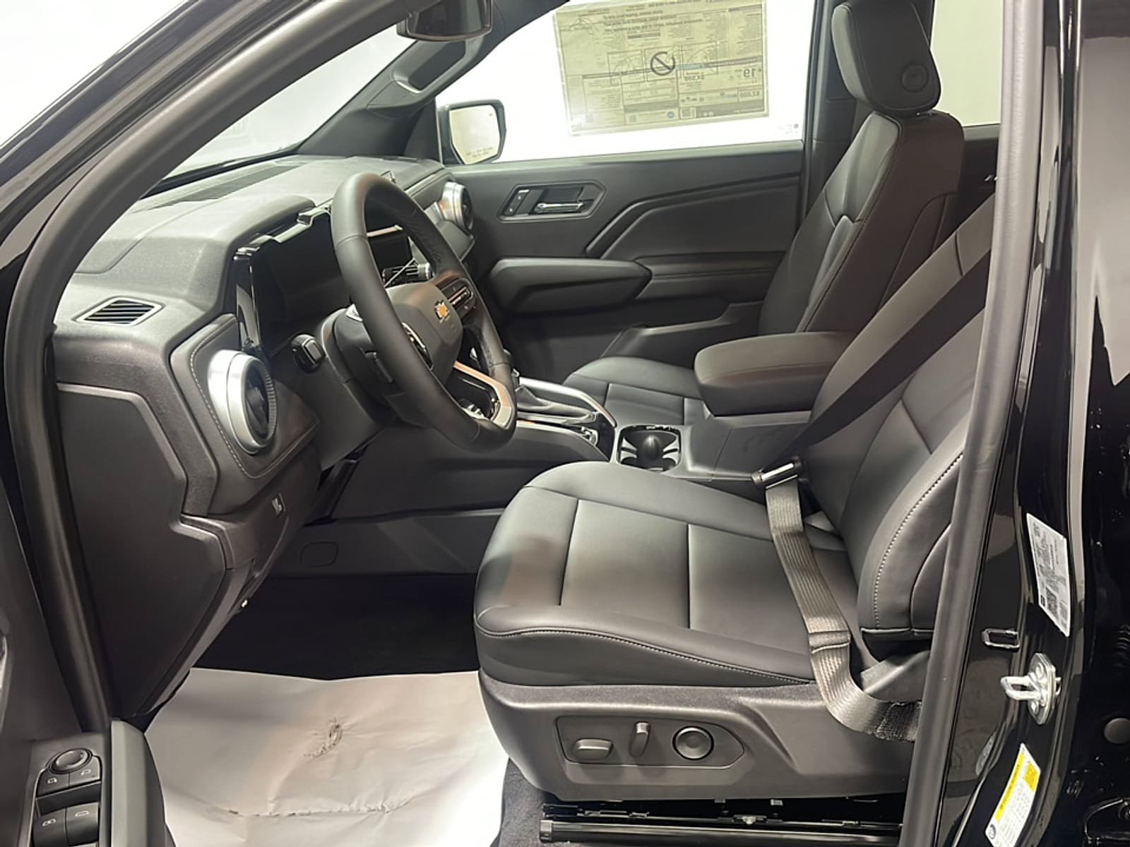 New 2026 Chevrolet Colorado LT w/ LT Convenience Package AWD/4WD image 2