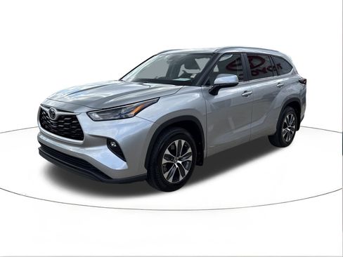 Used 2025 Toyota Highlander XLE image 7