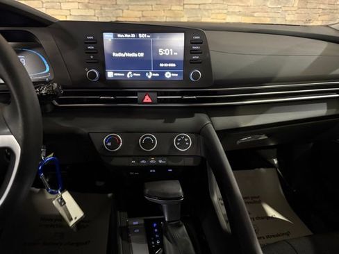 New 2025 Hyundai Elantra SE image 18