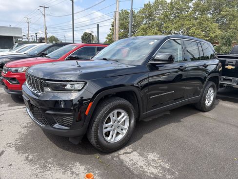 Used 2023 Jeep Grand Cherokee Laredo w/ Luxury Tech Group I AWD/4WD image 4