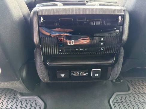 Used 2023 Jeep Wagoneer Series III w/ Preferred Equipment Group AWD/4WD image 22