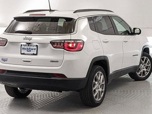 Used 2022 Jeep Compass Latitude w/ Sun and Sound Group AWD/4WD image 3