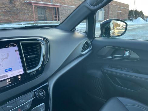 Used 2025 Chrysler Pacifica Select image 38