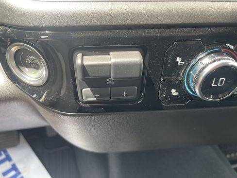 Used 2025 GMC Sierra 1500 SLE w/ Preferred Package image 29