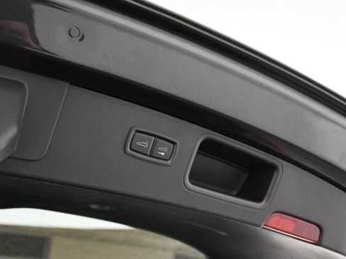 Used 2021 Porsche Macan image 24