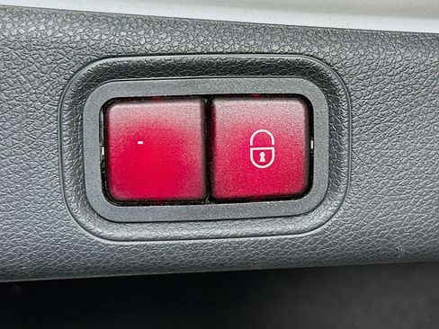 Used 2018 Mercedes-Benz E 300 image 31