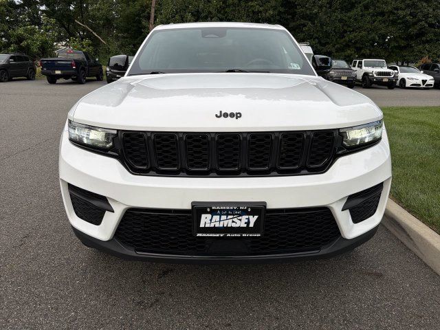 Used 2023 Jeep Grand Cherokee Altitude AWD/4WD image 3