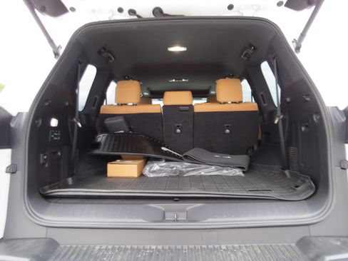 Used 2024 Lexus LX 600 4WD w/ Luxury Package image 12