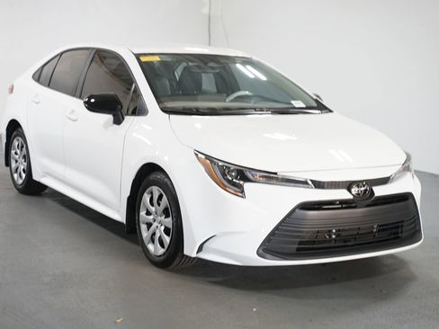 Certified 2025 Toyota Corolla LE image 3