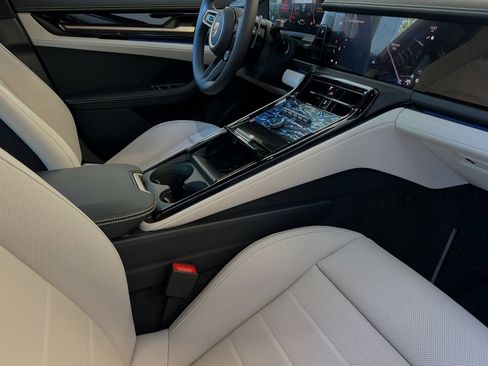 Used 2024 Porsche Panamera 4 image 18