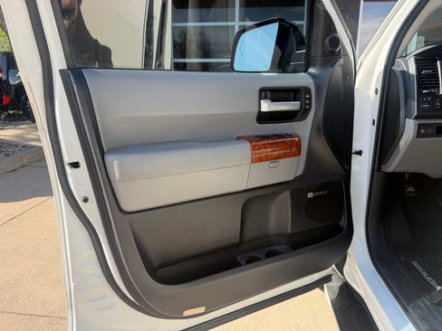 Used 2018 Toyota Sequoia Platinum AWD/4WD image 17