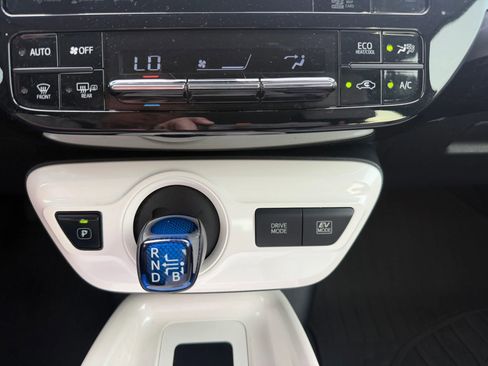 Used 2016 Toyota Prius Four Touring FWD image 7