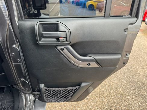 Used 2018 Jeep Wrangler Unlimited Sahara AWD/4WD image 28