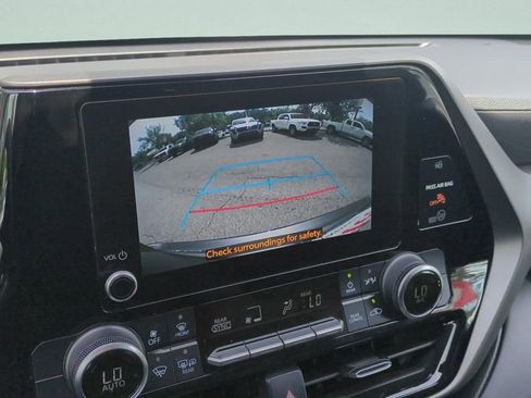 Used 2024 Toyota Highlander LE AWD/4WD image 17