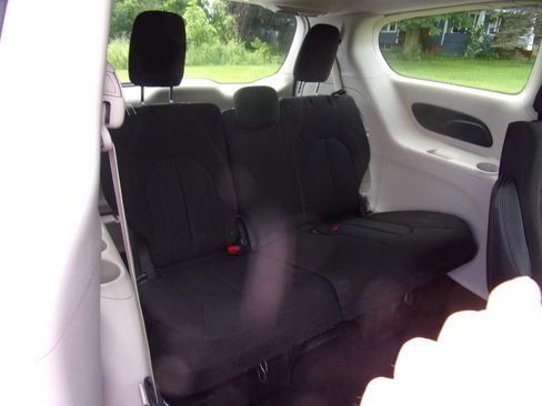 Used 2017 Chrysler Pacifica Touring image 17