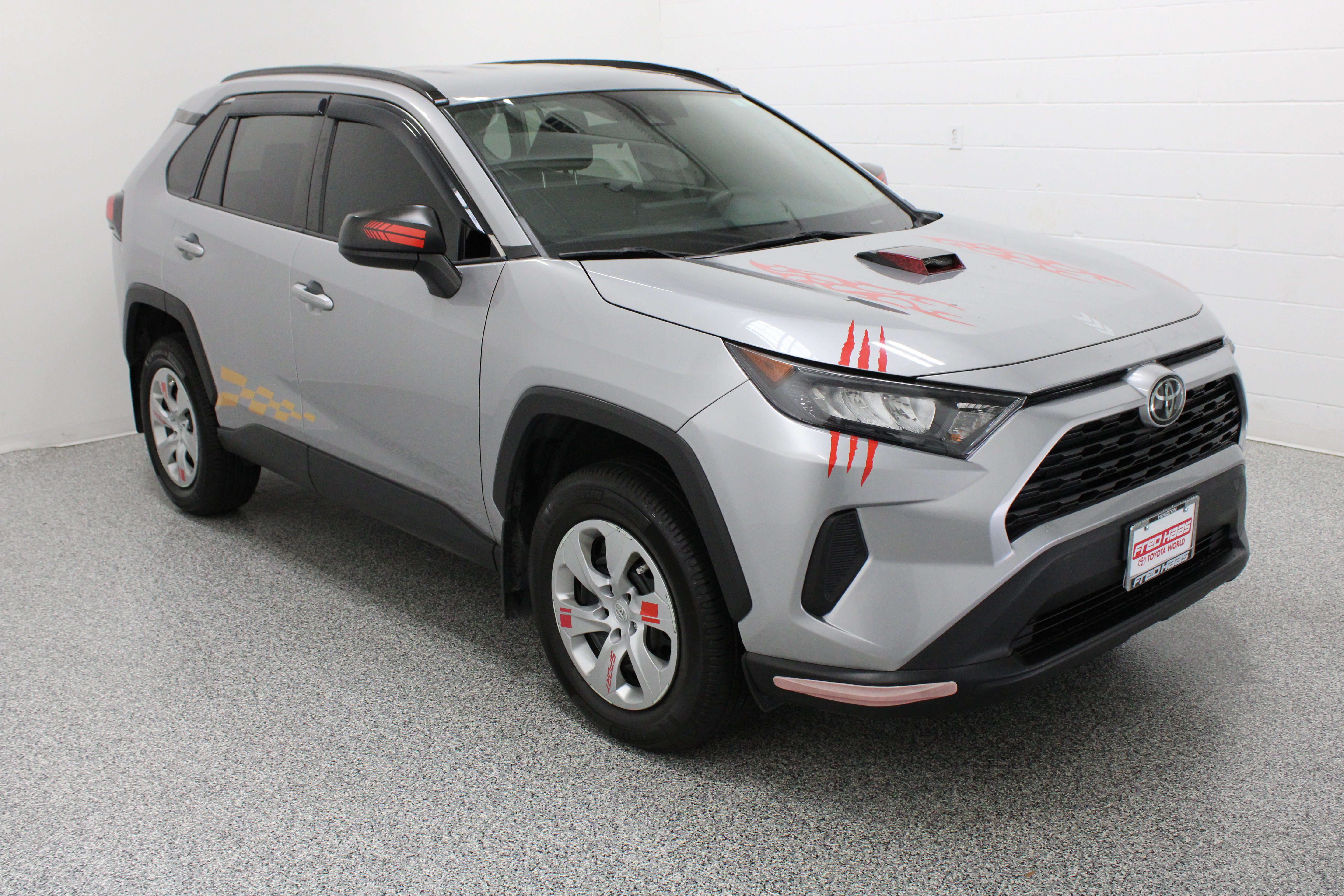 Used 2021 Toyota RAV4 LE FWD image 4