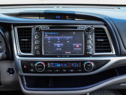 Used 2017 Toyota Highlander Limited AWD/4WD image 32