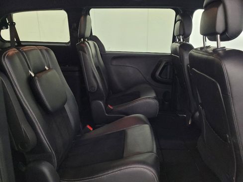 Used 2016 Dodge Grand Caravan SXT FWD image 19