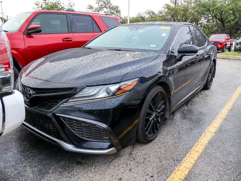 Used 2021 Toyota Camry XSE FWD image 3